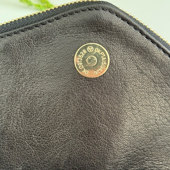 Henri Bendel Foldover Clutch / Shoulder Black Calf w/blue fur Bag ~ EUC & Rare - Picture 12 of 16